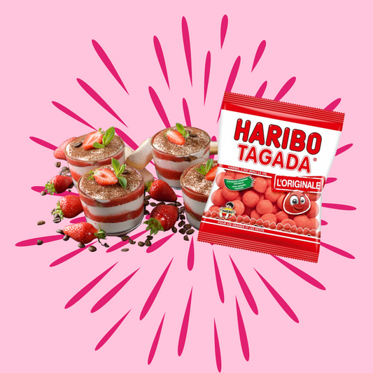Nous pouvons voir des tiramisu à la fraise accompagné d'un sachet de Tagada