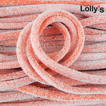 L'image présente le célèbre bonbon Câble Fraise Acide également connu sous le nom de câble américain. Ce bonbon est généreusement soupoudré de sucre acide, fourré d'une pâte moelleuse au goût de fraise et entouré d'une texture plus épaisse.