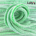 Sur cette image, le câble pomme acide a une couleur verte éclatante qui met l'eau à la bouche. Ce bonbon est généreusement recouvert de poudre acide, il s'agit d'un bonbon long à la texture à la fois compacte et moelleuse.