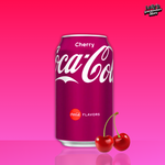 Image de l'emblématique boisson Coca Cola Cherry. La canette est de couleur violette. Cette dernière est disposée sur un fond en dégradé de rose, et accompagnée de cerises pour rappeler la saveur de la boisson.