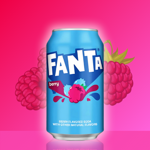 Cette délicieuse boisson, le Fanta Berry est présentée dans une canette au bleu éclatant. Sa couleur fait écho à sa saveur framboise et myrtille. Elle est disposée sur un fond rose intense, ce qui fait davantage ressortir le design de la canette.