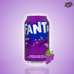 C'est une canette de Fanta Raisin aux couleurs vibrantes de violet, éclatante sur un fond dégradé de blanc et de violet.