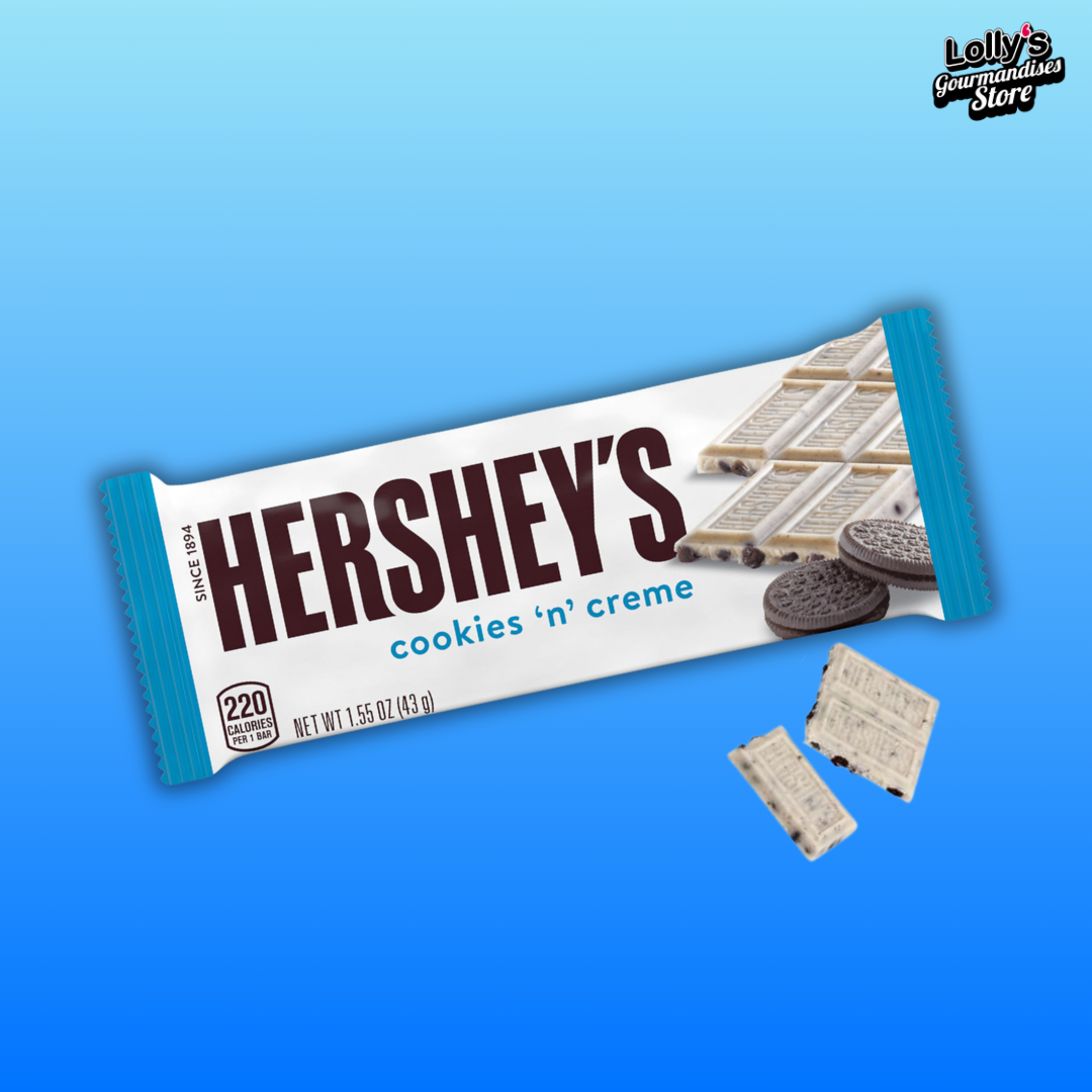 la célèbre tablette hershey's cookies and cream de la marque hershey's est à la saveur cookies crémeux. La tablette de chocolat est disposée sur un fond bleu.