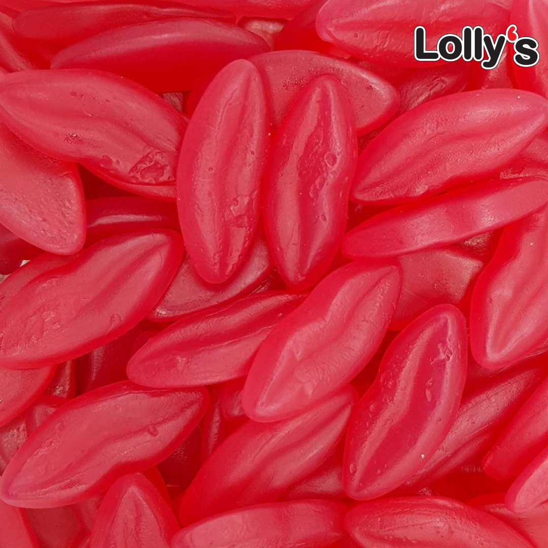 Bonbon en forme de bouche couleur rouge goût tutti frutti en gros plan.