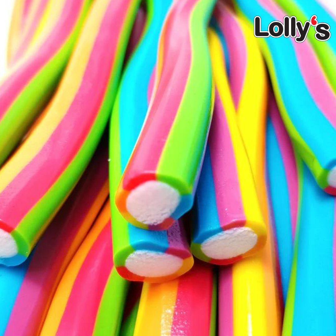 Bonbon en forme de baton multicolore fourré en couleur blanc en gros plan goût tutti frutti.