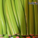Bonbon en forme de bâton couleur verte intérieur rose lisse en gros plan.