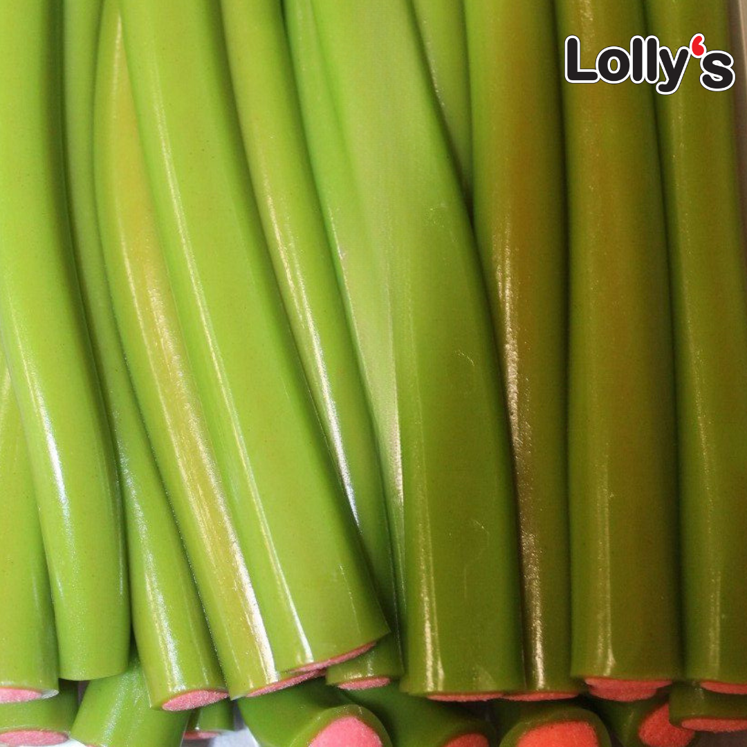 Bonbon en forme de bâton couleur verte intérieur rose lisse en gros plan.