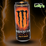 Image d'une Monster Nitro Cosmic Peach sur un fond noir avec des éclairs oranges. En haut à droite le logo Lolly's accolé au logo Monster.