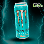 Sur cette image, il y a la Monster Energy Ultra Fiesta au milieu avec un fond noir et des éclairs bleus et un logo Monster x Lolly’s en haut à droite