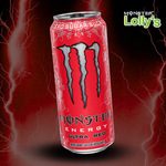 Sur cette image, il y a la Monster Energy Ultra Red au milieu avec un fond noir et des éclairs rouges et un logo Monster x Lolly’s en haut à droite