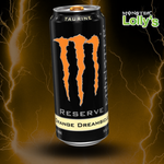 Sur cette image, il y a la Monster Energy Reserve Orange Dreamsicle au milieu avec un fond noir et des éclairs oranges et un logo Monster x Lolly’s en haut à droit