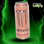 Sur cette image, il y a la Monster Energy Ultra Peachy Keen au milieu avec un fond noir et des éclairs vert et un logo Monster x Lolly’s en haut à droite 