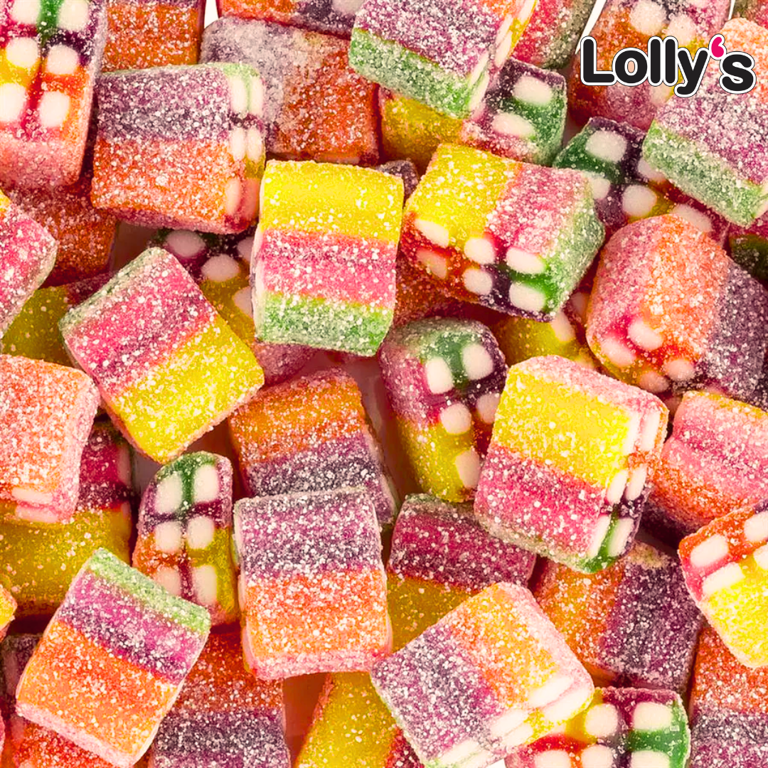 Bonbon en forme de petites briques, de couleur rouge, jaune, rose, vert, violet et orange, avec un coeur blanc. Les briques sont entourées de sucre et en gros plan.