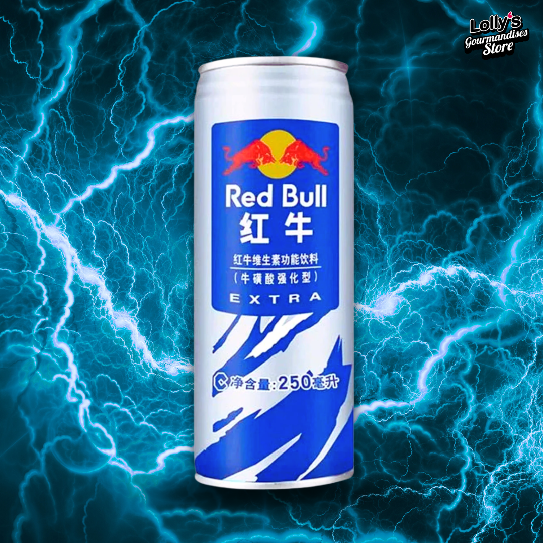 Canette de Red Bull Extra (version chinoise) en 250 ml, avec un design argenté et bleu métallisé. Le logo iconique des deux taureaux rouges face à face est placé au centre, devant un cercle doré. Sous le logo, des caractères chinois sont imprimés, indiquant le nom et les spécificités du produit. Un look moderne et énergique qui reflète la puissance de cette boisson emblématique. La canette est posée sur un fond rempli d'éclairs bleus.
