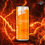 La Redbull saveur abricot se distingue par sa couleur orange profonde. Son goût est intense et addictif. La canette apparaît sur une fond parsemé d'éclairs néons, faisant ainsi référence à la dimension énergisante de la boisson.