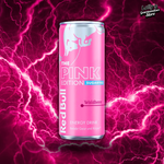 canette de RedBull Pink edition de couleur rose flashy. Canette disposée sur un fond noir et rose, des éclairs pour mettre en avant le côté énergique de la boisson.