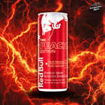 RedBull Peach Edition de couleur marron/rouge disposée sur un fond noir avec des éclairs oranges.
