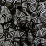 Bonbon enroulé couleur noir goût réglisse gros plan