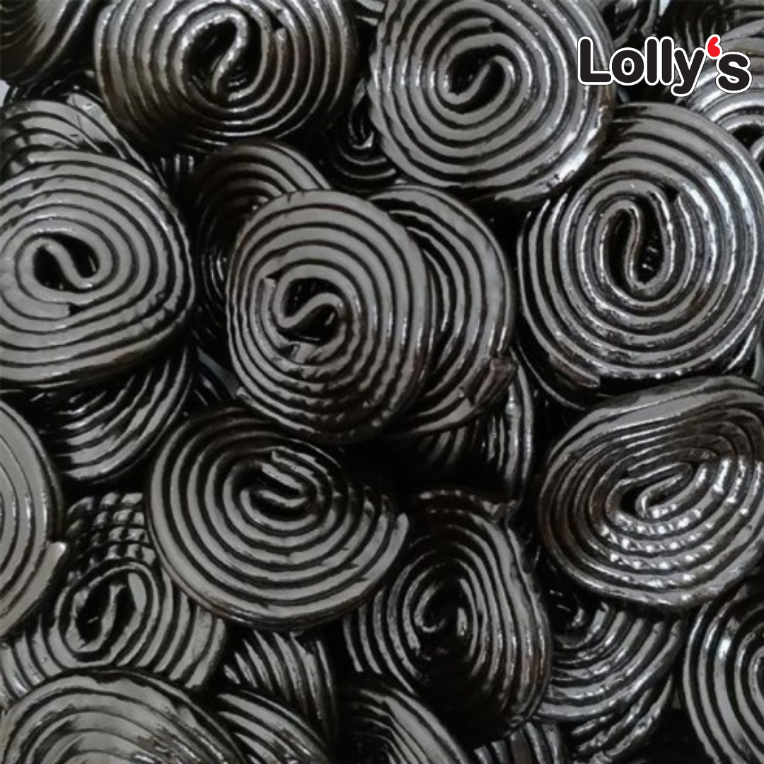 Bonbon enroulé couleur noir goût réglisse gros plan