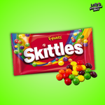 Le sachet des Skittles Fruits (38g) est rouge vif, mettant en avant le logo blanc iconique et un arc-en-ciel coloré représentant la diversité des saveurs. À l’intérieur, de petits bonbons ovales aux couleurs éclatantes – rouge, orange, jaune, vert et violet – affichent un enrobage brillant marqué d’un discret "S" blanc. Leur texture allie une coque croquante à un cœur tendre et fruité, offrant une explosion de saveurs gourmandes à chaque bouchée.