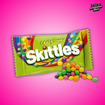 Le sachet des Skittles Crazy Sours (38g) est d’un vert éclatant, orné d’un arc-en-ciel coloré et du logo emblématique de la marque en blanc. Chaque bonbon, de forme ovale et recouvert d’une coque brillante, arbore une couleur vive – jaune, orange, vert, rose ou violet – et un petit "S" blanc imprimé en surface. Leur texture allie un enrobage croquant à un cœur tendre, libérant des saveurs fruitées et intensément acidulées à chaque bouchée.