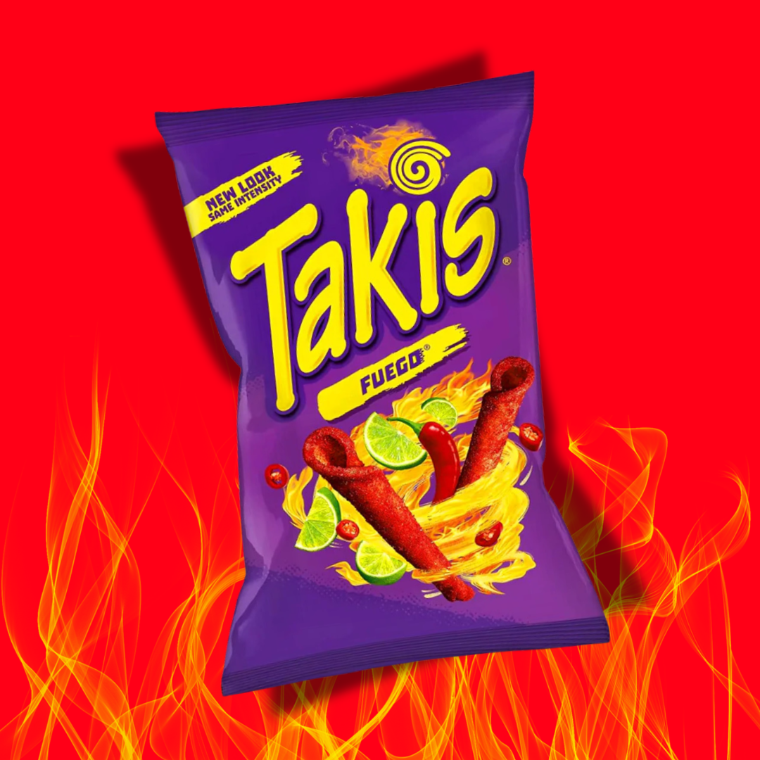 Découvrez les Takis Fuego ! Le paquet, présenté sur un fond rouge vif et entouré de flammes, arbore un design moderne et accrocheur. Le logo Takis en jaune contraste avec le violet du paquet.