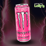 La célèbre boisson de la marque Monster Energy est présentée sur un fond néon contenant des éclairs, faisant référence à la dimension énergétique de la boisson.