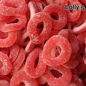 Bonbons anneaux acidulés de couleur rouge et goût fraise en gros plan