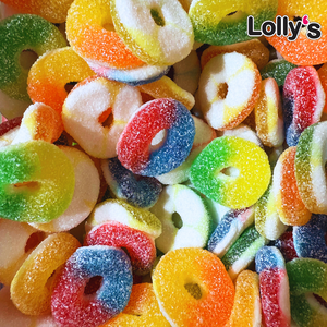 Image d'un assortiment d’anneaux gélifiés bicolores (rouge/bleu, jaune/vert, orange/jaune) avec un enrobage de sucre acidulé qui leur donne un effet brillant et appétissant.