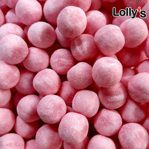 Bonbons en forme de boule couleur rose et goût fraise acidulés en gros plan.