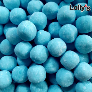 Bonbons en forme de boule acidulés couleur bleu goût mûre en gros plan.