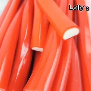 L'image présente le bonbon long Câble Fraise Lisse. Il possède une couleur rouge éclatante. Le cœur du bonbon est blanc et moelleux tandis que l'extérieur est une fine couche lisse et compacte à la fraise.