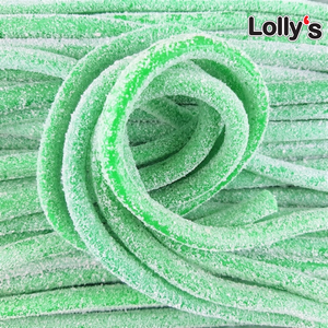 Sur cette image, le câble pomme acide a une couleur verte éclatante qui met l'eau à la bouche. Ce bonbon est généreusement recouvert de poudre acide, il s'agit d'un bonbon long à la texture à la fois compacte et moelleuse.