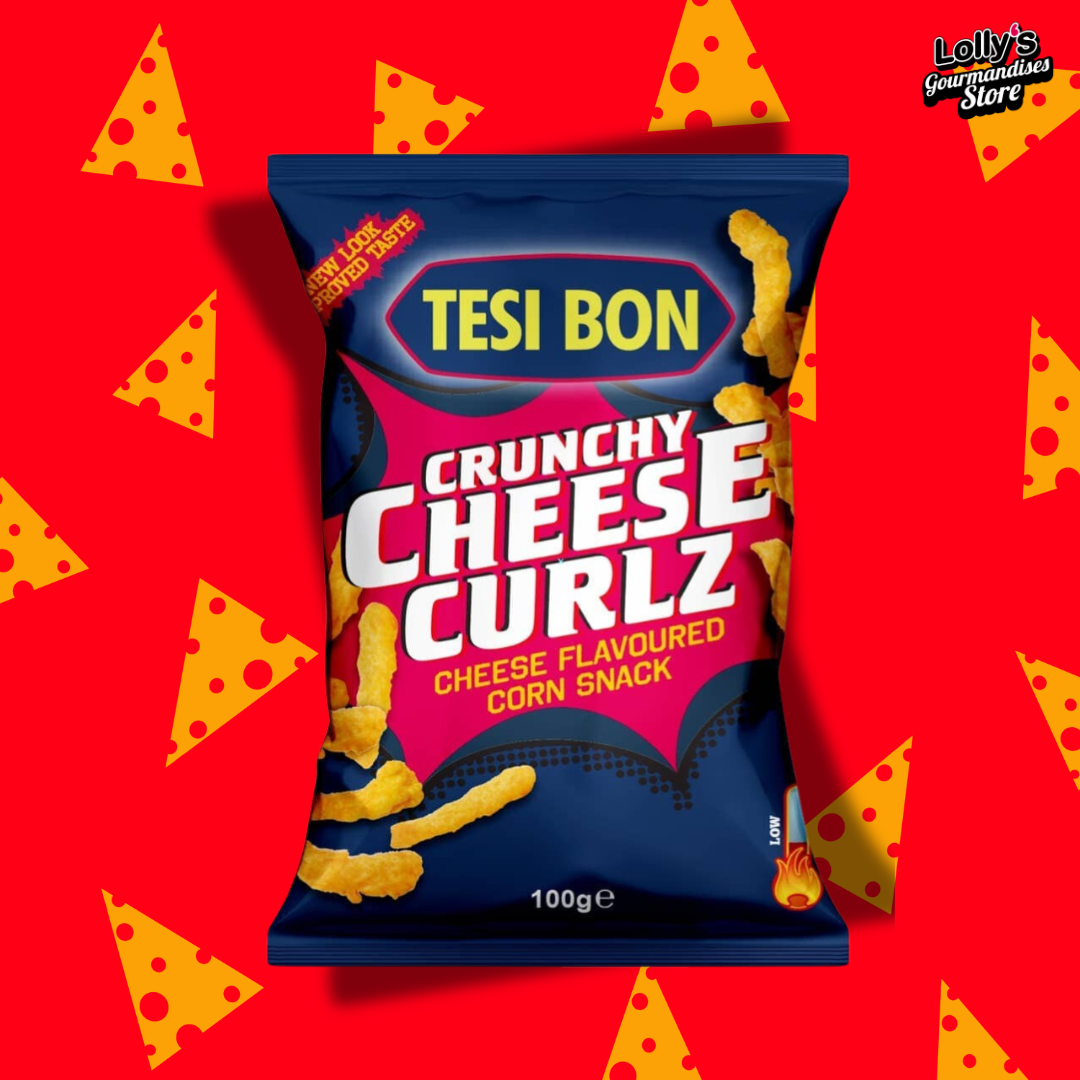 Les Chips Crunchy Cheese Curlz sont emballée dans un packaging bleu et rose sur lequel apparaissent des éclats de chips. Le sachet apparait sur un fond rouge parsemé de morceaux de fromages. 