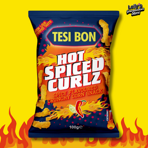 Les Chips Hot Spiced Curlz on un design attrayant, leur emballage évoque l'aspect piquant de la chips grace à ses icônes de flammes et de piments. le sachet de chips piquantes est positionné sur un fond jaune avec des flammes pour accentuer le côté "hot" de la chips. 