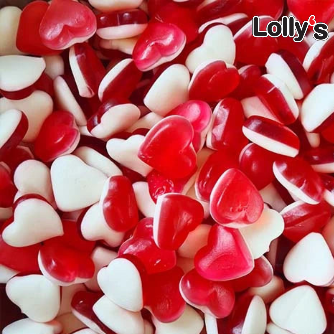 Bonbon en forme de coeur couleur rouge et blanc goût fruits rouges en gros plan.