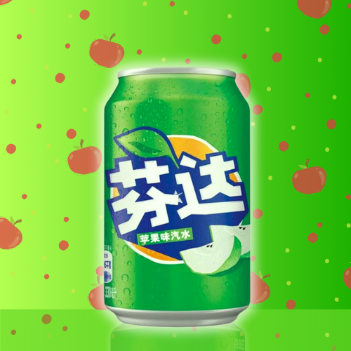 L'iconic canette de Fanta Apple Asia ! Une canette de Fanta tout droit venue d'Asie ! Sa couleur verte est éclatante et son design ne laisse pas indifférent. Contrairement à ce que nous avons l'habitude de vois, la marque Fanta est inscrite en caractères chinois ! Des quartiers de pomme habillent parfaitement le design de la canette. La boisson fraiche est disposée sur un fond de couleur verte pour effectuer un rappel avec la saveur du produit. 