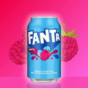 Cette délicieuse boisson, le Fanta Berry est présentée dans une canette au bleu éclatant. Sa couleur fait écho à sa saveur framboise et myrtille. Elle est disposée sur un fond rose intense, ce qui fait davantage ressortir le design de la canette.