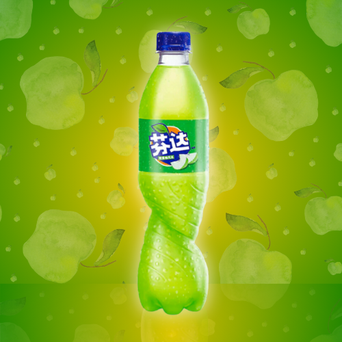 La délicieuse boisson Fanta Green Apple ! Cette boisson pétillante a la couleur verte éclatante vas te donner l'eau à la bouche ! Sa bouteille transparente nous laisse contempler la couleur vive de la boisson. La marque Fanta est inscrite en caractères Chinois.  La boisson est disposée sur un fond de couleur verte clair, laissant ressortir le produit. 