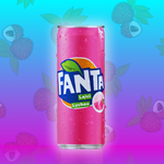 La boisson rafraichissante Fanta Lychee Asia est conditionnée au format canette. Elle possède une couleur rose éclatante mise en avant par le fond de l'image bleu et rose (dégradé). La canette est fraiche, des petites gouttes d'eau coulent le long de la boisson. Des illustrations de Lychee apparaissent au dernier plan de l'image, rappelant la délicieuse saveur du Fanta Lychee Asia. 