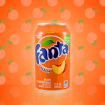 La délicieuse boisson Fanta Peach ! Cette indémodable boisson en format canette se distingue par sa couleur orange éclatante. Son design est similaire à celui du célèbre Fanta orange, elle est disposée sur un fond orange habillé d'illustrations pêche rappelant la saveur de la boisson. 