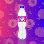 Image d'une bouteille de Fanta de 500 ml tout droit venue de Chine Cette boisson saveur pêche est posée sur un fond dégradé de violet et bleu orné de motifs de pêche. La bouteille transparente laisse entrevoir la couleur blanche de la boisson pétillante,. L'étiquette rose vif arbore le logo Fanta en lettres blanches et bleues, accompagné d'une illustration de pêche pour mettre en avant son goût fruité et estival. 