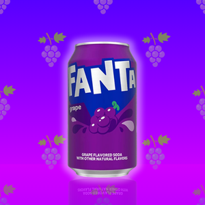 C'est une canette de Fanta Raisin aux couleurs vibrantes de violet, éclatante sur un fond dégradé de bleu et de violet. Des illustrations de grappes de raisin viennent sublimer la boisson, évoquant une explosion de saveurs fruitées et rafraîchissantes.