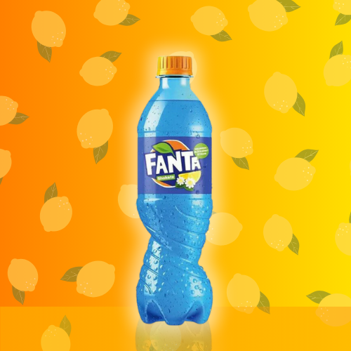 Le Fanta Shokata Fleur de Sureau ! cette boisson sucrée emblématique au goût fleur de sureau avec une légère touche de citron. La boisson se présente au format bouteille, sa transparence permet de constater la couleur bleu intense du Fanta. La boisson est mise en valeur par le fond dégradé d'orange et de jaune. Des illustrations de citron sont disposés pour rappeler la saveur de la boisson. 