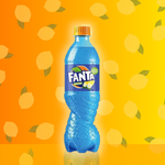 Le Fanta Shokata Fleur de Sureau ! cette boisson sucrée emblématique au goût fleur de sureau avec une légère touche de citron. La boisson se présente au format bouteille, sa transparence permet de constater la couleur bleu intense du Fanta. La boisson est mise en valeur par le fond dégradé d'orange et de jaune. Des illustrations de citron sont disposés pour rappeler la saveur de la boisson. 