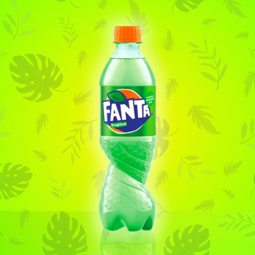 La boisson Fanta Tropical se présente en format bouteille. La transparence de la bouteille nous permet de constater la couleur verte éclatante de la boisson sucrée. Un fond dégradé vert vif parsemé de feuilles tropicales mettent en valeur la bouteille de Fanta Tropical. 