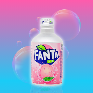 Image d'une bouteille en aluminium de Fanta saveur pêche blanche, sur un fond dégradé de rose et bleu avec des bulles. Cette bouteille élégante est blanche avec un dégradé de rose pâle et logo Fanta en lettres blanches et bleues, accompagnée d'une illustration de pêche pour rappeler sa douce saveur. Une boisson pétillante et originale pour les amateurs de saveurs de soda.