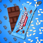 La Feastables Chocolate Bar Milk Crunch est une tablette de 60 g divisée en carrés au design original et légèrement en relief. Son chocolat au lait a une couleur brune claire et une surface lisse et brillante. En la cassant, on aperçoit les éclats de riz soufflé finement répartis, apportant une texture aérée et croquante. Son emballage coloré et moderne, fidèle à l’univers de MrBeast, attire immédiatement l’œil et met en avant son côté ludique et gourmand.