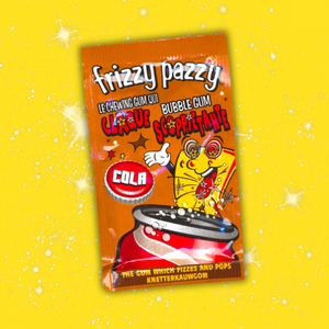 Image d'un sachet de poudre qui claque dans la bouche et se transforme en chewing-gum goût cola. Le sachet est marron, couleur du cola et le nom 'Fizzy Pazzy' est écrit tout en haut en blanc et noir. 