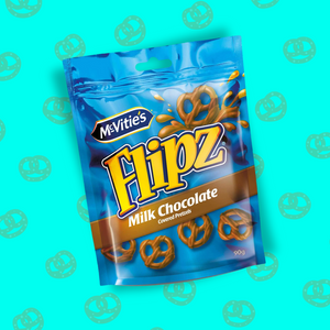 L'image présente un sachet pratique des célèbres snacks sucré salé, les Flipz saveur chocolat au lait. Sur l'emballage bleu brillant, il y a des bretzels recouverts de chocolats au lait. En haut à droite du sachet apparait un bretzel plongeant dans une flaque de chocolat au lait. le logo de la marque est situé en haut à gauche. Il y a également le grammage du sachet (90g). Ce snack est disposé sur un fond bleu clair sur lequel sont disposés des dessins de bretzels. 